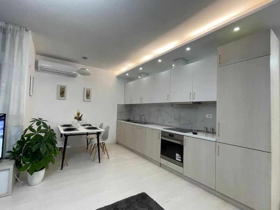 Modern Apartment At Train Station Тирана Экстерьер фото