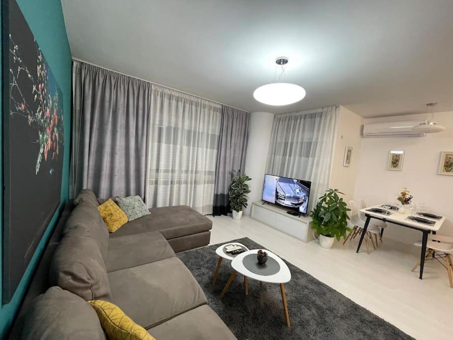 Modern Apartment At Train Station Тирана Экстерьер фото