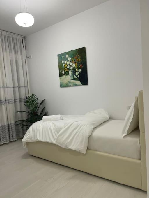 Modern Apartment At Train Station Тирана Экстерьер фото