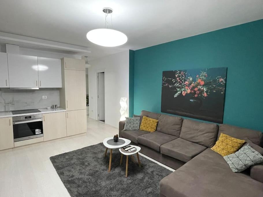 Modern Apartment At Train Station Тирана Экстерьер фото