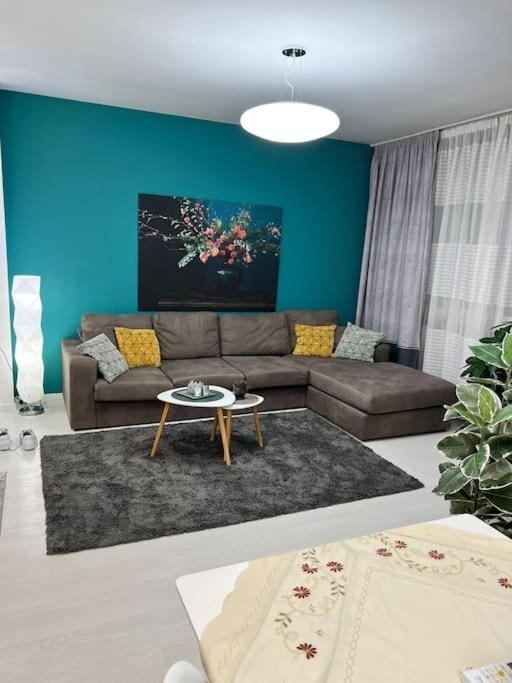 Modern Apartment At Train Station Тирана Экстерьер фото