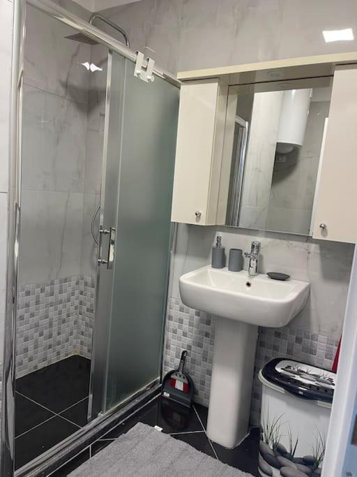 Modern Apartment At Train Station Тирана Экстерьер фото