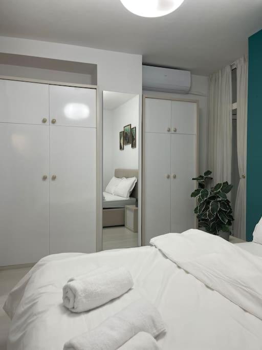 Modern Apartment At Train Station Тирана Экстерьер фото